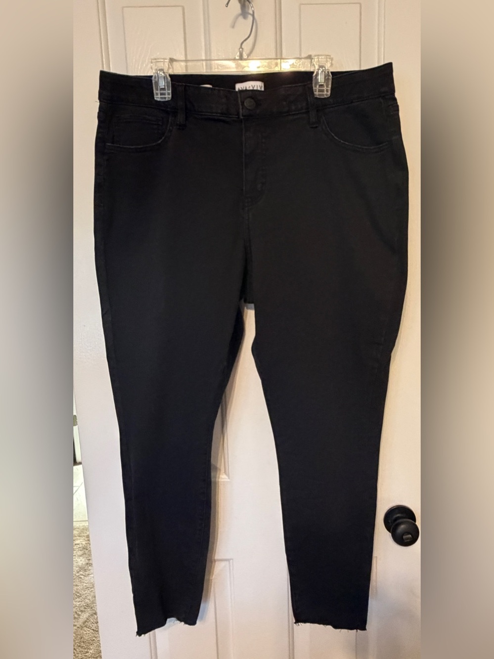 Ava & Viv Mid-Rise Women’s Black Stretchy Skinny Jeans with Frayed Edge Size 18